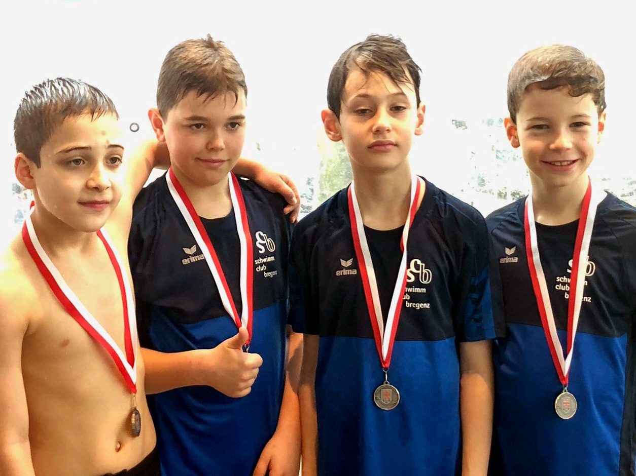4x100 m Freistil (Jungen): 2. Platz für Hamza Takew, Maier Thilo, Lukas Nesensohn, Georg Jenny